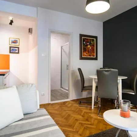 Luce & Toma - One Bedroom Luce